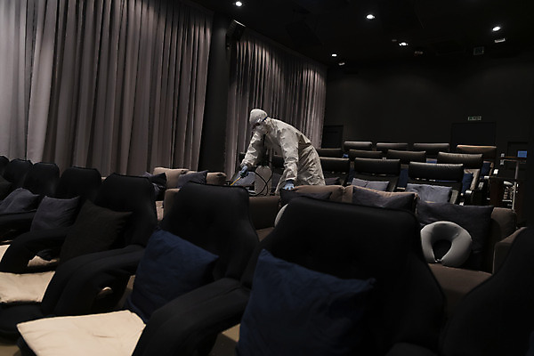 포토 JPG 공공시설 남자 실내 숙이기 마스크 한명 서기 들기 상반신 20대 성인 옆모습 어둠 한국인 영화관 안전수칙 공공장소 성인남자한명만 코로나바이러스 방역복 압축분무기 생활방역 방역지침 국내포토 1 옷 뷰포인트 포즈 모션 안전 사람 동양인 청년 내부 장소 바이러스 극장 시설 분무기 방역 남자한명만 성인남자만 파일형식