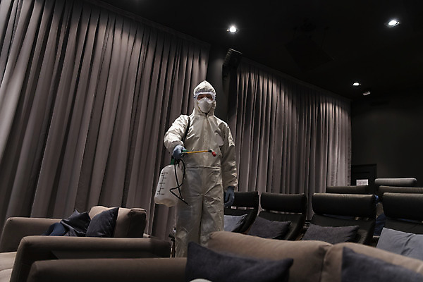 포토 JPG 공공시설 남자 실내 마스크 한명 서기 들기 상반신 20대 성인 앞모습 어둠 한국인 영화관 안전수칙 공공장소 성인남자한명만 코로나바이러스 방역복 압축분무기 생활방역 방역지침 국내포토 1 옷 뷰포인트 모션 안전 사람 동양인 청년 내부 장소 바이러스 극장 시설 분무기 방역 남자한명만 성인남자만 파일형식