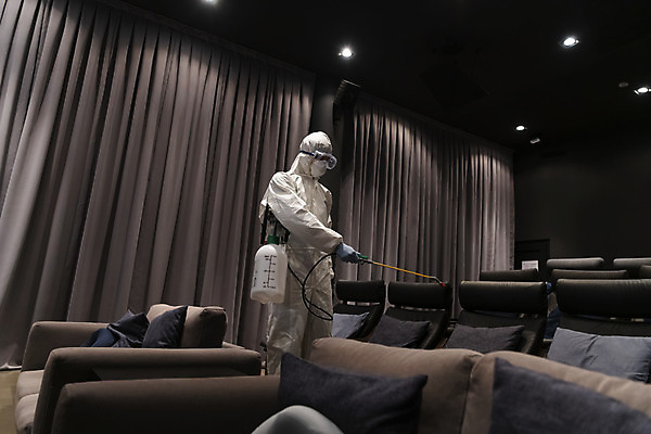 포토 JPG 공공시설 남자 실내 마스크 한명 서기 들기 상반신 20대 성인 옆모습 어둠 한국인 영화관 안전수칙 공공장소 성인남자한명만 코로나바이러스 방역복 압축분무기 생활방역 방역지침 국내포토 1 옷 뷰포인트 모션 안전 사람 동양인 청년 내부 장소 바이러스 극장 시설 분무기 방역 남자한명만 성인남자만 파일형식