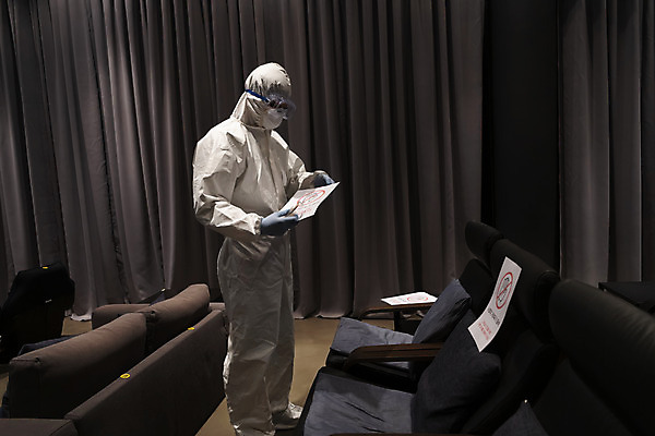 포토 JPG 전신 공공시설 남자 의자 실내 마스크 한명 서기 들기 20대 성인 옆모습 어둠 한국인 표지판 영화관 안전수칙 공공장소 주의안내문 성인남자한명만 코로나바이러스 방역복 사회적거리두기 생활방역 방역지침 국내포토 1 옷 캠페인 뷰포인트 가구 모션 알림판 안전 사람 동양인 청년 내부 장소 안내문 바이러스 극장 시설 방역 남자한명만 성인남자만 파일형식