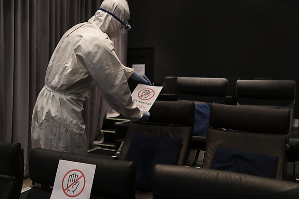 포토 JPG 공공시설 남자 의자 실내 마스크 한명 서기 들기 상반신 20대 성인 뒷모습 어둠 한국인 영화관 안전수칙 공공장소 주의안내문 성인남자한명만 코로나바이러스 방역복 사회적거리두기 생활방역 방역지침 국내포토 1 옷 캠페인 뷰포인트 가구 모션 안전 사람 동양인 청년 내부 장소 안내문 바이러스 극장 시설 방역 남자한명만 성인남자만 파일형식