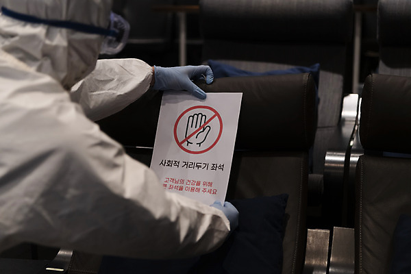 포토 JPG 공공시설 남자 의자 실내 마스크 한명 상반신 20대 성인 뒷모습 아웃포커스 어둠 한국인 영화관 안전수칙 공공장소 붙이기 주의안내문 성인남자한명만 코로나바이러스 방역복 사회적거리두기 생활방역 방역지침 국내포토 1 옷 캠페인 뷰포인트 가구 모션 촬영기법 안전 사람 동양인 청년 내부 장소 안내문 바이러스 극장 시설 방역 남자한명만 성인남자만 파일형식