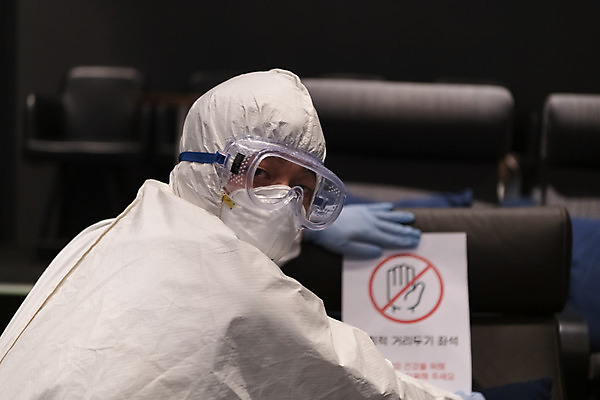 포토 JPG 공공시설 남자 의자 실내 마스크 한명 상반신 20대 성인 뒷모습 어둠 한국인 뒤돌아보기 영화관 안전수칙 공공장소 붙이기 주의안내문 성인남자한명만 코로나바이러스 방역복 사회적거리두기 생활방역 방역지침 국내포토 1 옷 캠페인 뷰포인트 가구 모션 안전 사람 동양인 청년 내부 장소 안내문 바이러스 극장 시설 방역 남자한명만 성인남자만 파일형식