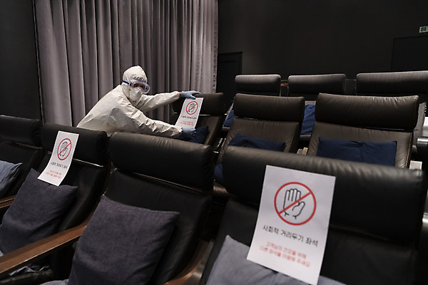 포토 JPG 공공시설 남자 의자 실내 마스크 한명 상반신 20대 성인 옆모습 어둠 한국인 영화관 안전수칙 공공장소 붙이기 주의안내문 성인남자한명만 코로나바이러스 방역복 사회적거리두기 생활방역 방역지침 국내포토 1 옷 캠페인 뷰포인트 가구 모션 안전 사람 동양인 청년 내부 장소 안내문 바이러스 극장 시설 방역 남자한명만 성인남자만 파일형식