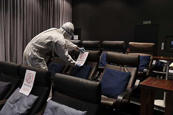 포토 JPG 공공시설 남자 의자 실내 마스크 한명 서기 상반신 20대 성인 뒷모습 어둠 한국인 영화관 안전수칙 공공장소 붙이기 주의안내문 성인남자한명만 코로나바이러스 방역복 사회적거리두기 생활방역 방역지침 국내포토 1 옷 캠페인 뷰포인트 가구 모션 안전 사람 동양인 청년 내부 장소 안내문 바이러스 극장 시설 방역 남자한명만 성인남자만 파일형식