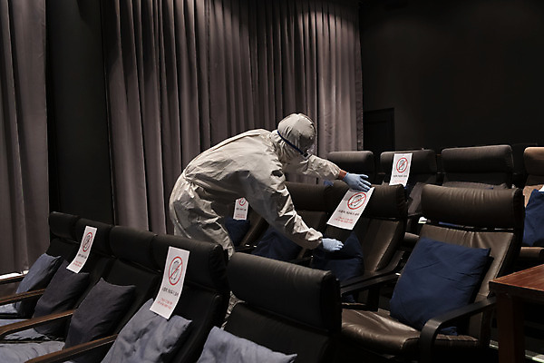 포토 JPG 공공시설 남자 의자 실내 마스크 한명 서기 상반신 20대 성인 옆모습 어둠 한국인 영화관 안전수칙 공공장소 붙이기 주의안내문 성인남자한명만 코로나바이러스 방역복 사회적거리두기 생활방역 방역지침 국내포토 1 옷 캠페인 뷰포인트 가구 모션 안전 사람 동양인 청년 내부 장소 안내문 바이러스 극장 시설 방역 남자한명만 성인남자만 파일형식