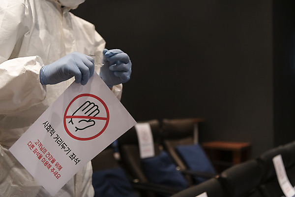 포토 JPG 공공시설 남자 실내 마스크 한명 들기 상반신 20대 성인 옆모습 아웃포커스 어둠 한국인 영화관 안전수칙 공공장소 주의안내문 성인남자한명만 코로나바이러스 방역복 사회적거리두기 생활방역 방역지침 국내포토 1 옷 캠페인 뷰포인트 모션 촬영기법 안전 사람 동양인 청년 내부 장소 안내문 바이러스 극장 시설 방역 남자한명만 성인남자만 파일형식