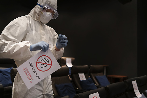 포토 JPG 공공시설 남자 실내 마스크 한명 들기 상반신 20대 성인 옆모습 어둠 한국인 영화관 안전수칙 공공장소 주의안내문 성인남자한명만 코로나바이러스 방역복 사회적거리두기 생활방역 방역지침 국내포토 1 옷 캠페인 뷰포인트 모션 안전 사람 동양인 청년 내부 장소 안내문 바이러스 극장 시설 방역 남자한명만 성인남자만 파일형식