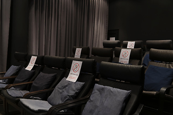 포토 JPG 공공시설 실내 사람없음 어둠 영화관 안전수칙 공공장소 주의안내문 코로나바이러스 사회적거리두기 생활방역 방역지침 국내포토 캠페인 안전 내부 장소 안내문 바이러스 극장 시설 방역 파일형식