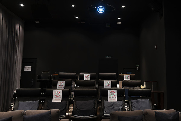 포토 JPG 공공시설 실내 사람없음 어둠 영화관 안전수칙 공공장소 주의안내문 코로나바이러스 사회적거리두기 생활방역 방역지침 국내포토 캠페인 안전 내부 장소 안내문 바이러스 극장 시설 방역 파일형식