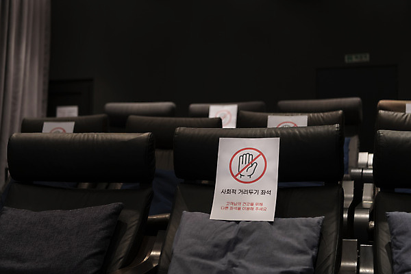 포토 JPG 공공시설 실내 사람없음 어둠 영화관 안전수칙 공공장소 주의안내문 코로나바이러스 사회적거리두기 생활방역 방역지침 국내포토 캠페인 안전 내부 장소 안내문 바이러스 극장 시설 방역 파일형식