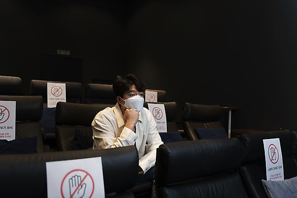 포토 JPG 공공시설 남자 실내 마스크 한명 앉기 상반신 20대 성인 옆모습 어둠 턱괴기 한국인 영화관 안전수칙 공공장소 영화감상 성인남자한명만 코로나바이러스 사회적거리두기 생활방역 방역지침 국내포토 1 캠페인 뷰포인트 모션 안전 사람 동양인 청년 내부 감상 장소 바이러스 극장 영화 시설 방역 남자한명만 성인남자만 파일형식