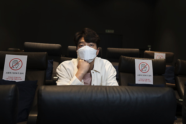 포토 JPG 공공시설 남자 실내 마스크 한명 앉기 상반신 20대 성인 앞모습 어둠 턱괴기 한국인 영화관 안전수칙 공공장소 영화감상 주의안내문 성인남자한명만 코로나바이러스 사회적거리두기 생활방역 방역지침 국내포토 1 캠페인 뷰포인트 모션 안전 사람 동양인 청년 내부 감상 장소 안내문 바이러스 극장 영화 시설 방역 남자한명만 성인남자만 파일형식