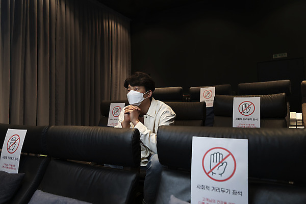 포토 JPG 공공시설 남자 실내 마스크 한명 앉기 상반신 20대 성인 옆모습 어둠 한국인 영화관 안전수칙 손모으기 공공장소 영화감상 주의안내문 성인남자한명만 코로나바이러스 사회적거리두기 생활방역 방역지침 국내포토 1 캠페인 뷰포인트 모션 안전 사람 동양인 손짓 청년 내부 감상 장소 안내문 바이러스 극장 영화 시설 방역 남자한명만 성인남자만 파일형식