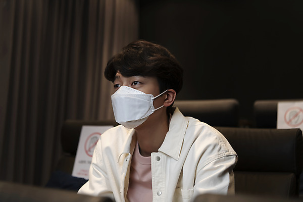 포토 JPG 공공시설 남자 실내 마스크 한명 앉기 상반신 20대 성인 옆모습 어둠 한국인 영화관 안전수칙 공공장소 영화감상 주의안내문 성인남자한명만 코로나바이러스 사회적거리두기 생활방역 방역지침 국내포토 1 캠페인 뷰포인트 모션 안전 사람 동양인 청년 내부 감상 장소 안내문 바이러스 극장 영화 시설 방역 남자한명만 성인남자만 파일형식