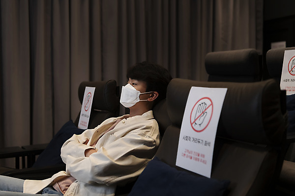 포토 JPG 공공시설 남자 실내 마스크 한명 앉기 상반신 20대 성인 옆모습 아웃포커스 팔짱 어둠 한국인 영화관 안전수칙 공공장소 영화감상 주의안내문 성인남자한명만 코로나바이러스 사회적거리두기 생활방역 방역지침 국내포토 1 캠페인 뷰포인트 모션 촬영기법 안전 사람 동양인 청년 내부 감상 장소 안내문 바이러스 극장 영화 시설 방역 남자한명만 성인남자만 파일형식