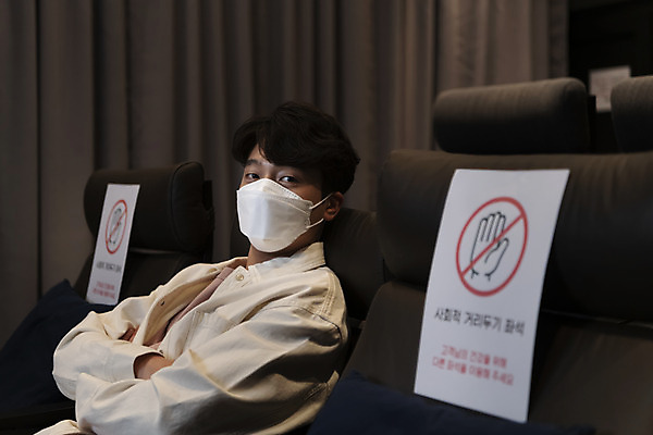 포토 JPG 응시 공공시설 남자 실내 마스크 한명 앉기 상반신 20대 성인 옆모습 팔짱 어둠 한국인 영화관 안전수칙 공공장소 주의안내문 성인남자한명만 코로나바이러스 사회적거리두기 생활방역 방역지침 국내포토 1 시선 캠페인 뷰포인트 모션 안전 사람 동양인 청년 내부 장소 안내문 바이러스 극장 시설 방역 남자한명만 성인남자만 파일형식