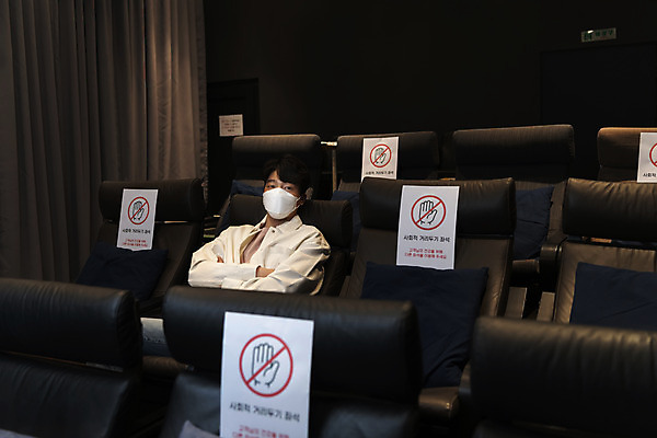 포토 JPG 공공시설 남자 실내 마스크 한명 앉기 상반신 20대 성인 앞모습 팔짱 어둠 한국인 영화관 안전수칙 공공장소 영화감상 주의안내문 성인남자한명만 코로나바이러스 사회적거리두기 생활방역 방역지침 국내포토 1 캠페인 뷰포인트 모션 안전 사람 동양인 청년 내부 감상 장소 안내문 바이러스 극장 영화 시설 방역 남자한명만 성인남자만 파일형식