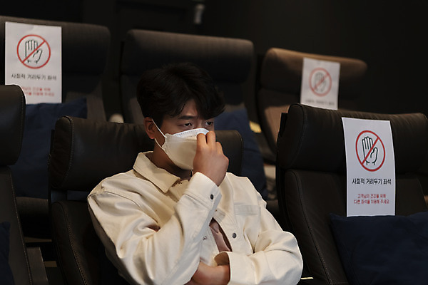 포토 JPG 공공시설 남자 실내 마스크 한명 앉기 상반신 20대 성인 앞모습 어둠 한국인 잡기 찡그림 영화관 안전수칙 공공장소 영화감상 주의안내문 성인남자한명만 불편함 코로나바이러스 사회적거리두기 생활방역 방역지침 국내포토 1 캠페인 뷰포인트 모션 표정 안전 사람 동양인 청년 내부 감상 장소 안내문 감각 바이러스 극장 영화 시설 방역 남자한명만 성인남자만 파일형식