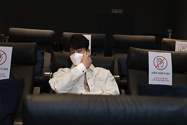 포토 JPG 공공시설 남자 실내 마스크 한명 앉기 상반신 20대 성인 앞모습 어둠 한국인 잡기 찡그림 영화관 안전수칙 공공장소 영화감상 주의안내문 성인남자한명만 불편함 코로나바이러스 사회적거리두기 생활방역 방역지침 국내포토 1 캠페인 뷰포인트 모션 표정 안전 사람 동양인 청년 내부 감상 장소 안내문 감각 바이러스 극장 영화 시설 방역 남자한명만 성인남자만 파일형식