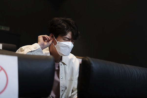 포토 JPG 공공시설 남자 실내 마스크 한명 앉기 상반신 20대 성인 앞모습 어둠 한국인 잡기 찡그림 영화관 안전수칙 공공장소 영화감상 주의안내문 성인남자한명만 불편함 코로나바이러스 사회적거리두기 생활방역 방역지침 국내포토 1 캠페인 뷰포인트 모션 표정 안전 사람 동양인 청년 내부 감상 장소 안내문 감각 바이러스 극장 영화 시설 방역 남자한명만 성인남자만 파일형식