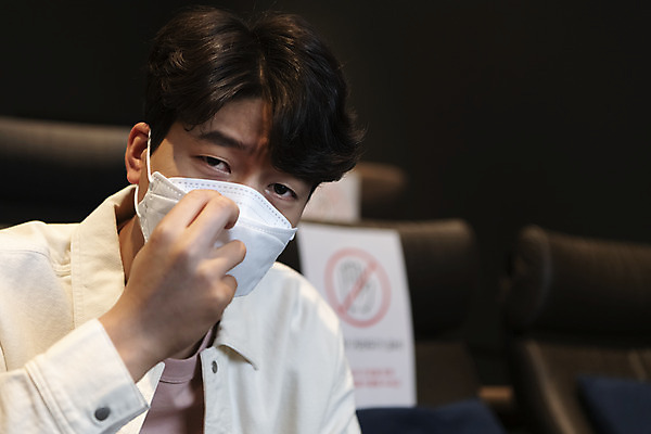 포토 JPG 응시 공공시설 남자 실내 마스크 한명 앉기 근접촬영 상반신 20대 성인 앞모습 아웃포커스 어둠 한국인 잡기 영화관 안전수칙 공공장소 주의안내문 성인남자한명만 불편함 코로나바이러스 사회적거리두기 생활방역 방역지침 국내포토 1 시선 캠페인 뷰포인트 모션 촬영기법 안전 사람 동양인 청년 내부 장소 안내문 감각 바이러스 극장 시설 방역 남자한명만 성인남자만 파일형식