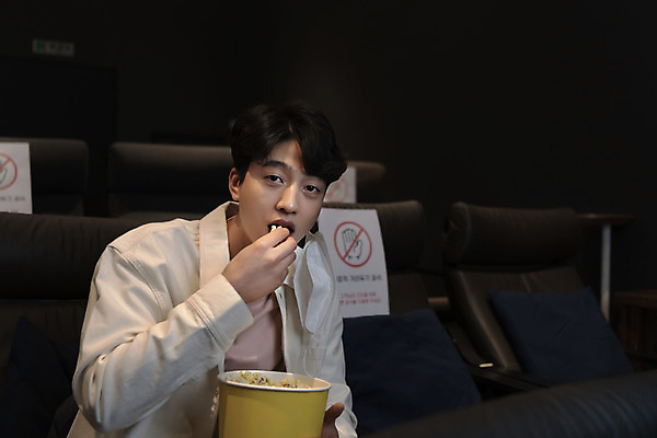 포토 JPG 공공시설 남자 실내 한명 들기 앉기 상반신 20대 성인 앞모습 어둠 한국인 영화관 먹기 안전수칙 팝콘 공공장소 영화감상 주의안내문 성인남자한명만 코로나바이러스 사회적거리두기 생활방역 방역지침 노마스크 국내포토 1 캠페인 뷰포인트 모션 안전 사람 동양인 청년 내부 감상 장소 안내문 바이러스 극장 사회이슈 영화 시설 방역 남자한명만 성인남자만 파일형식