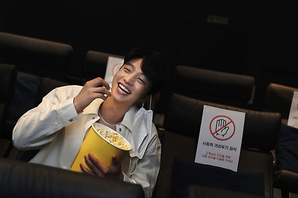 포토 JPG 공공시설 남자 실내 한명 웃음 들기 앉기 상반신 20대 성인 앞모습 어둠 한국인 영화관 안전수칙 팝콘 공공장소 영화감상 주의안내문 성인남자한명만 코로나바이러스 사회적거리두기 생활방역 방역지침 노마스크 국내포토 1 캠페인 뷰포인트 모션 표정 안전 사람 동양인 청년 내부 감상 장소 안내문 바이러스 극장 사회이슈 영화 시설 방역 남자한명만 성인남자만 파일형식