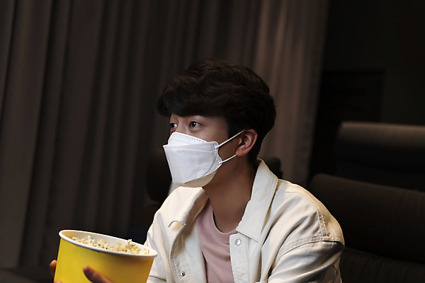 포토 JPG 공공시설 남자 실내 마스크 한명 들기 앉기 상반신 20대 성인 옆모습 어둠 한국인 영화관 안전수칙 팝콘 공공장소 영화감상 성인남자한명만 코로나바이러스 사회적거리두기 생활방역 방역지침 국내포토 1 캠페인 뷰포인트 모션 안전 사람 동양인 청년 내부 감상 장소 바이러스 극장 영화 시설 방역 남자한명만 성인남자만 파일형식
