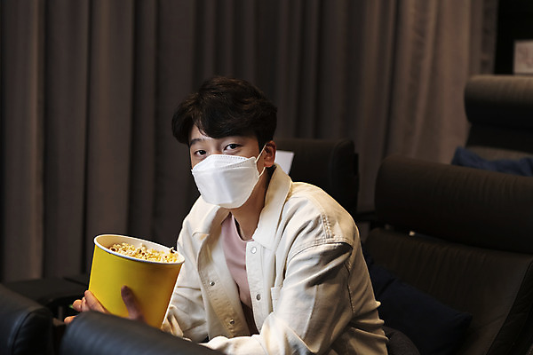 포토 JPG 응시 공공시설 남자 실내 마스크 한명 들기 앉기 상반신 20대 성인 앞모습 어둠 한국인 영화관 안전수칙 팝콘 공공장소 성인남자한명만 코로나바이러스 사회적거리두기 생활방역 방역지침 국내포토 1 시선 캠페인 뷰포인트 모션 안전 사람 동양인 청년 내부 장소 바이러스 극장 시설 방역 남자한명만 성인남자만 파일형식