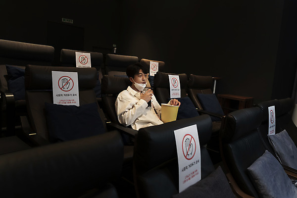 포토 JPG 공공시설 남자 실내 마스크 한명 앉기 상반신 20대 성인 옆모습 어둠 한국인 마시기 영화관 콜라 안전수칙 팝콘 공공장소 영화감상 주의안내문 성인남자한명만 코로나바이러스 사회적거리두기 생활방역 방역지침 턱스크 국내포토 1 캠페인 뷰포인트 모션 안전 사람 동양인 청년 내부 감상 장소 안내문 바이러스 극장 영화 시설 탄산음료 방역 합성어 남자한명만 성인남자만 파일형식