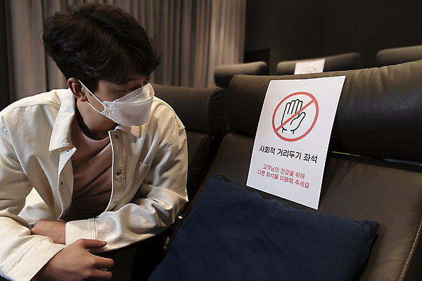 포토 JPG 응시 공공시설 남자 의자 실내 마스크 한명 앉기 상반신 20대 성인 옆모습 아웃포커스 어둠 한국인 영화관 읽기 안전수칙 공공장소 주의안내문 성인남자한명만 코로나바이러스 사회적거리두기 생활방역 방역지침 국내포토 1 시선 캠페인 뷰포인트 가구 모션 촬영기법 안전 사람 동양인 청년 내부 장소 안내문 바이러스 극장 시설 방역 남자한명만 성인남자만 파일형식