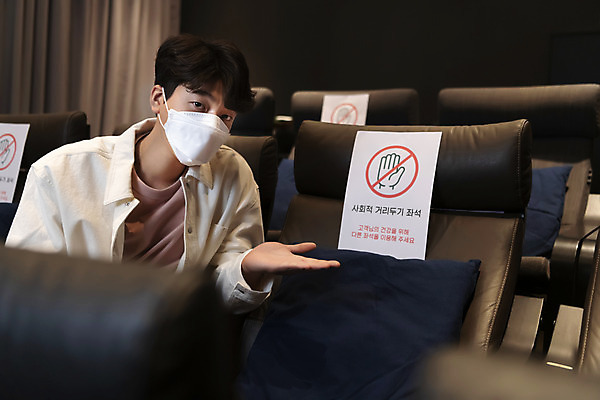 포토 JPG 공공시설 남자 실내 마스크 한명 앉기 손짓 상반신 20대 성인 앞모습 어둠 한국인 가리킴 영화관 안전수칙 공공장소 영화감상 주의안내문 성인남자한명만 코로나바이러스 사회적거리두기 생활방역 방역지침 국내포토 1 캠페인 뷰포인트 모션 안전 사람 동양인 청년 내부 감상 장소 안내문 바이러스 극장 영화 시설 방역 남자한명만 성인남자만 파일형식