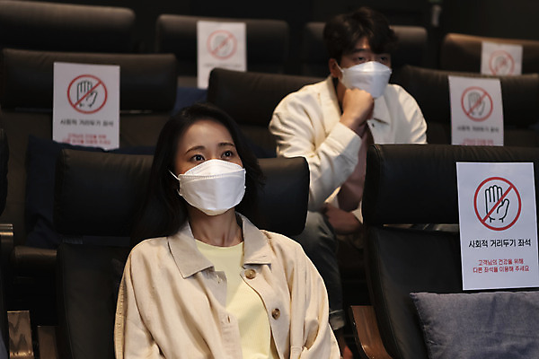 포토 JPG 공공시설 여자 남자 실내 마스크 앉기 상반신 20대 성인 두명 앞모습 어둠 턱괴기 한국인 영화관 안전수칙 공공장소 영화감상 주의안내문 성인만 코로나바이러스 사회적거리두기 생활방역 방역지침 국내포토 캠페인 뷰포인트 모션 안전 사람 동양인 청년 내부 감상 장소 안내문 바이러스 극장 영화 시설 방역 파일형식