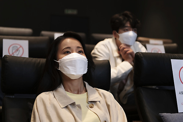 포토 JPG 공공시설 여자 남자 실내 마스크 앉기 상반신 20대 성인 두명 앞모습 옆모습 아웃포커스 어둠 한국인 영화관 안전수칙 손모으기 공공장소 영화감상 주의안내문 성인만 코로나바이러스 사회적거리두기 생활방역 방역지침 국내포토 캠페인 뷰포인트 모션 촬영기법 안전 사람 동양인 손짓 청년 내부 감상 장소 안내문 바이러스 극장 영화 시설 방역 파일형식