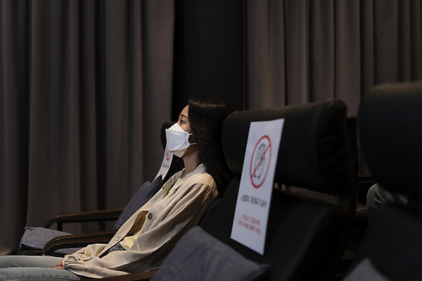 포토 JPG 공공시설 여자 실내 마스크 한명 앉기 상반신 20대 성인 옆모습 어둠 한국인 영화관 안전수칙 공공장소 영화감상 주의안내문 성인여자한명만 코로나바이러스 사회적거리두기 생활방역 방역지침 국내포토 1 캠페인 뷰포인트 모션 안전 사람 동양인 청년 내부 감상 장소 안내문 바이러스 극장 영화 시설 방역 여자한명만 성인여자만 파일형식