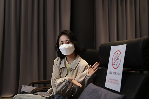 포토 JPG 응시 공공시설 여자 실내 마스크 한명 앉기 상반신 20대 성인 앞모습 어둠 한국인 가리킴 영화관 안전수칙 공공장소 주의안내문 성인여자한명만 코로나바이러스 사회적거리두기 생활방역 방역지침 국내포토 1 시선 캠페인 뷰포인트 모션 안전 사람 동양인 손짓 청년 내부 장소 안내문 바이러스 극장 시설 방역 여자한명만 성인여자만 파일형식