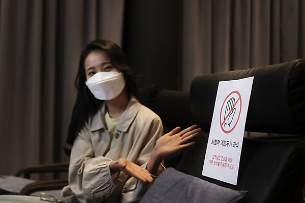 포토 JPG 응시 공공시설 여자 실내 마스크 한명 앉기 상반신 20대 성인 앞모습 어둠 한국인 가리킴 영화관 안전수칙 공공장소 주의안내문 성인여자한명만 코로나바이러스 사회적거리두기 생활방역 방역지침 국내포토 1 시선 캠페인 뷰포인트 모션 안전 사람 동양인 손짓 청년 내부 장소 안내문 바이러스 극장 시설 방역 여자한명만 성인여자만 파일형식