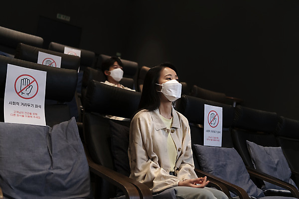 포토 JPG 공공시설 여자 남자 실내 마스크 앉기 상반신 20대 성인 두명 옆모습 어둠 한국인 영화관 안전수칙 공공장소 영화감상 주의안내문 성인만 코로나바이러스 사회적거리두기 생활방역 방역지침 국내포토 캠페인 뷰포인트 모션 안전 사람 동양인 청년 내부 감상 장소 안내문 바이러스 극장 영화 시설 방역 파일형식