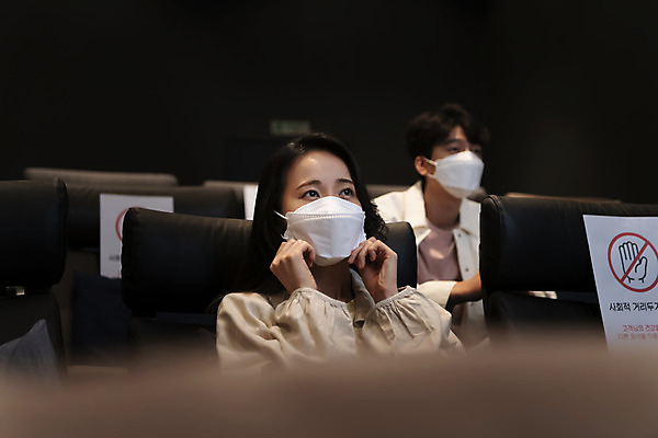포토 JPG 공공시설 여자 남자 실내 마스크 앉기 상반신 20대 성인 두명 앞모습 어둠 한국인 잡기 소프트포커스 영화관 안전수칙 공공장소 영화감상 주의안내문 성인만 코로나바이러스 사회적거리두기 생활방역 방역지침 국내포토 캠페인 뷰포인트 모션 촬영기법 안전 사람 동양인 청년 내부 감상 장소 안내문 바이러스 극장 영화 시설 방역 파일형식
