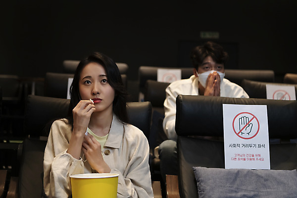 포토 JPG 공공시설 여자 남자 실내 마스크 들기 앉기 상반신 20대 성인 두명 앞모습 어둠 한국인 영화관 먹기 안전수칙 팝콘 손모으기 공공장소 영화감상 주의안내문 성인만 코로나바이러스 사회적거리두기 생활방역 방역지침 노마스크 국내포토 캠페인 뷰포인트 모션 안전 사람 동양인 손짓 청년 내부 감상 장소 안내문 바이러스 극장 사회이슈 영화 시설 방역 파일형식