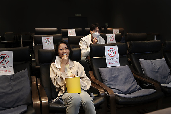 포토 JPG 공공시설 여자 남자 실내 마스크 들기 앉기 상반신 20대 성인 두명 앞모습 어둠 한국인 영화관 먹기 안전수칙 팝콘 공공장소 영화감상 주의안내문 성인만 코로나바이러스 사회적거리두기 생활방역 방역지침 노마스크 국내포토 캠페인 뷰포인트 모션 안전 사람 동양인 청년 내부 감상 장소 안내문 바이러스 극장 사회이슈 영화 시설 방역 파일형식