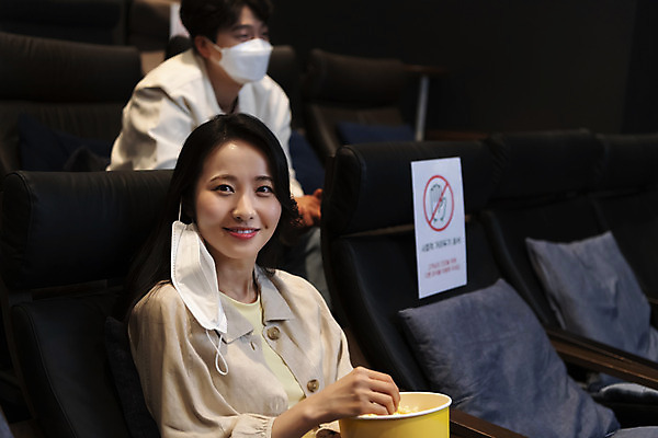 포토 JPG 응시 공공시설 여자 실내 마스크 한명 미소 들기 앉기 상반신 20대 성인 앞모습 옆모습 어둠 한국인 영화관 안전수칙 팝콘 공공장소 주의안내문 성인여자한명만 코로나바이러스 사회적거리두기 생활방역 방역지침 노마스크 국내포토 1 시선 캠페인 뷰포인트 모션 표정 안전 사람 동양인 청년 내부 장소 안내문 바이러스 극장 사회이슈 시설 방역 여자한명만 성인여자만 파일형식