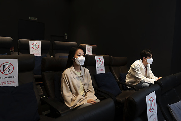 포토 JPG 공공시설 여자 남자 실내 마스크 앉기 상반신 20대 성인 두명 옆모습 어둠 한국인 영화관 안전수칙 공공장소 영화감상 주의안내문 성인만 코로나바이러스 사회적거리두기 생활방역 방역지침 국내포토 캠페인 뷰포인트 모션 안전 사람 동양인 청년 내부 감상 장소 안내문 바이러스 극장 영화 시설 방역 파일형식