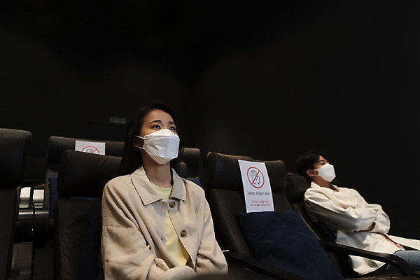 포토 JPG 공공시설 여자 남자 실내 마스크 앉기 상반신 20대 성인 두명 앞모습 옆모습 팔짱 어둠 한국인 영화관 안전수칙 공공장소 영화감상 주의안내문 성인만 코로나바이러스 사회적거리두기 생활방역 방역지침 국내포토 캠페인 뷰포인트 모션 안전 사람 동양인 청년 내부 감상 장소 안내문 바이러스 극장 영화 시설 방역 파일형식