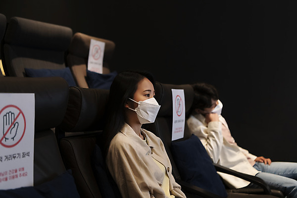 포토 JPG 공공시설 여자 남자 실내 마스크 앉기 상반신 20대 성인 두명 옆모습 어둠 턱괴기 한국인 영화관 안전수칙 공공장소 영화감상 주의안내문 성인만 코로나바이러스 사회적거리두기 생활방역 방역지침 국내포토 캠페인 뷰포인트 모션 안전 사람 동양인 청년 내부 감상 장소 안내문 바이러스 극장 영화 시설 방역 파일형식