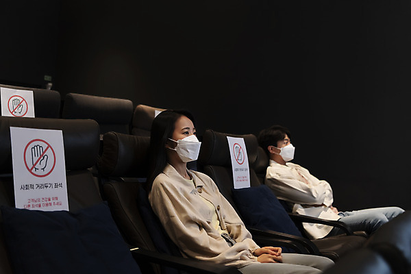 포토 JPG 공공시설 여자 남자 실내 마스크 앉기 상반신 20대 성인 두명 옆모습 어둠 한국인 영화관 안전수칙 공공장소 영화감상 주의안내문 성인만 코로나바이러스 사회적거리두기 생활방역 방역지침 국내포토 캠페인 뷰포인트 모션 안전 사람 동양인 청년 내부 감상 장소 안내문 바이러스 극장 영화 시설 방역 파일형식