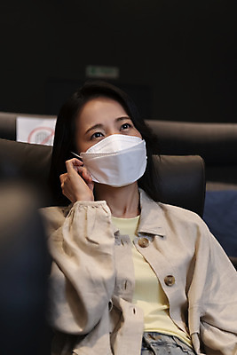 포토 JPG 공공시설 여자 실내 마스크 한명 앉기 상반신 20대 성인 앞모습 어둠 한국인 잡기 영화관 안전수칙 공공장소 영화감상 주의안내문 성인여자한명만 불편함 코로나바이러스 사회적거리두기 생활방역 방역지침 국내포토 1 캠페인 뷰포인트 모션 안전 사람 동양인 청년 내부 감상 장소 안내문 감각 바이러스 극장 영화 시설 방역 여자한명만 성인여자만 파일형식