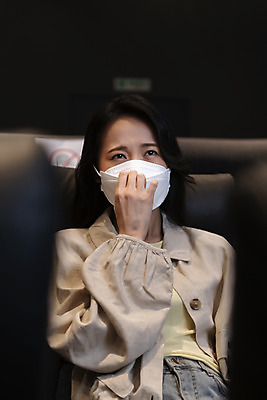 포토 JPG 공공시설 여자 실내 마스크 한명 앉기 상반신 20대 성인 앞모습 어둠 한국인 잡기 찡그림 영화관 안전수칙 공공장소 영화감상 주의안내문 성인여자한명만 불편함 코로나바이러스 사회적거리두기 생활방역 방역지침 국내포토 1 캠페인 뷰포인트 모션 표정 안전 사람 동양인 청년 내부 감상 장소 안내문 감각 바이러스 극장 영화 시설 방역 여자한명만 성인여자만 파일형식