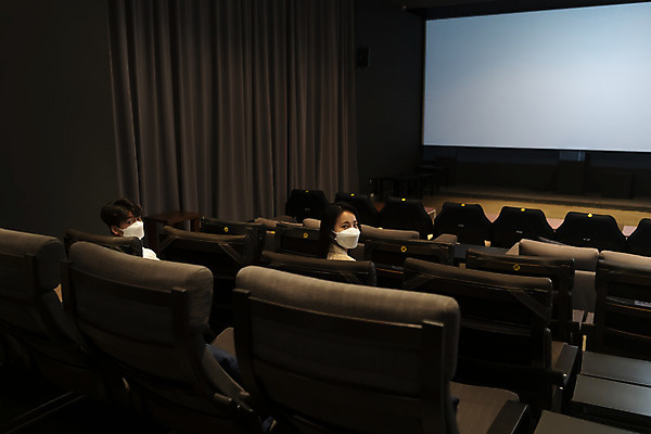 포토 JPG 응시 공공시설 여자 남자 실내 마스크 앉기 상반신 20대 성인 두명 뒷모습 스크린 어둠 한국인 뒤돌아보기 영화관 안전수칙 공공장소 성인만 코로나바이러스 사회적거리두기 생활방역 방역지침 국내포토 시선 캠페인 뷰포인트 모션 안전 사람 동양인 청년 내부 장소 바이러스 극장 시설 방역 파일형식